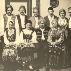 1957 Om de Karashoeve groep.jpg